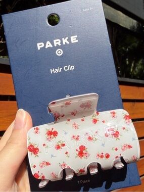 NEW PARKE Floral White Hair Claw Clip